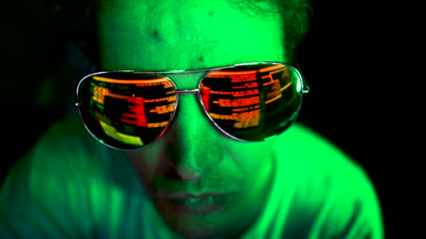 Las Gafas Hacker Reflejan Código Malicioso Pantalla Primer Plano Cara — Vídeo de stock
