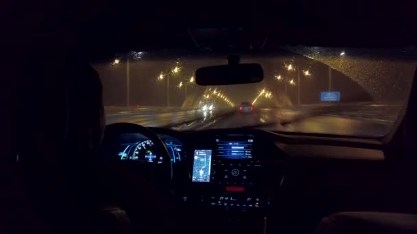 Chinês Uber Dirige Estrada Abaixo Chuva Noite Rodovia Chuvosa Com — Vídeo de Stock