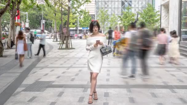 Timelapse Mulher Usando Telefone Rua Lapso Tempo Menina Impaciente Brincando — Vídeo de Stock