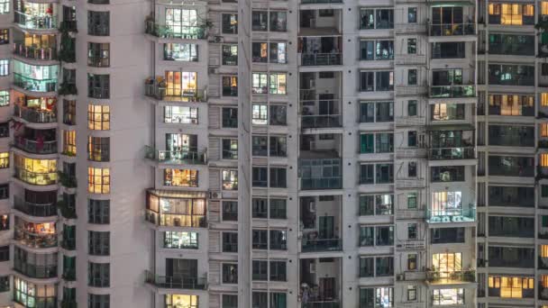 ダウンタウンのアパートの窓の時間経過 住宅のフラットウィンドウのタイムラプスが点灯し 深セン 中国で一晩オフにします 混雑した大規模なアパートの建物で現代生活 — ストック動画