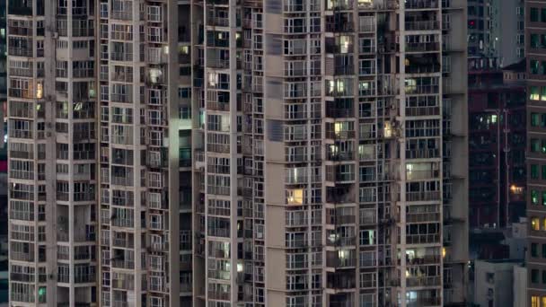 经典的市中心公寓楼日以继夜地经过 中国人口密集的城市过夜 在城市大都市深圳 现代亚洲夜景时间飞逝 — 图库视频影像