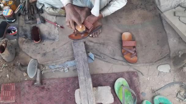 Comme Cordonnier Polit Les Pantoufles Cobbler Travaille Dans Son Atelier — Video