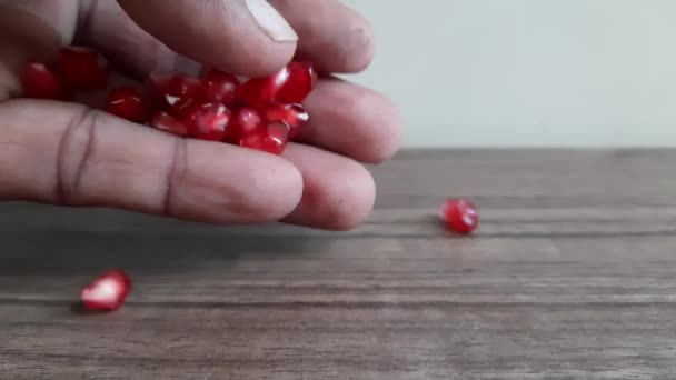 Σπόροι Ροδιού Είναι Πολύ Νόστιμο Φρούτο Πολλές Βιταμίνες Βρίσκονται Αυτό — Αρχείο Βίντεο