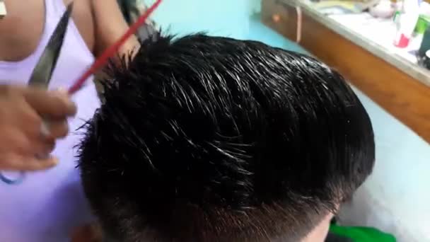 Barbeiro Cortando Cabelo Sua Loja Barbeiro Está Cortando Cabelo Seu — Vídeo de Stock