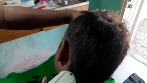 Peluquero Corta Pelo Tienda Peluquero Corta Pelo Cliente Tienda Hombre — Vídeo de stock