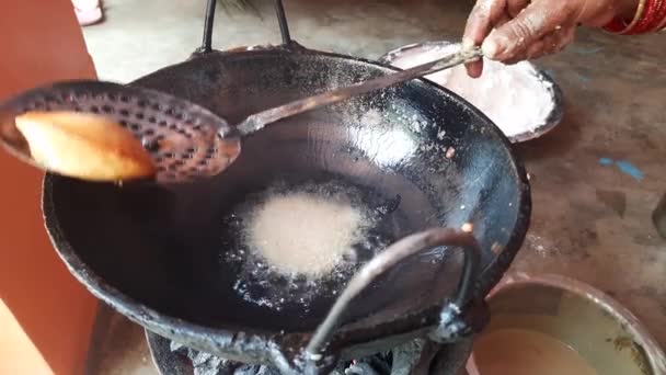 Hintli Bir Kadın Kutsal Adaklar Sunuyor Pirinç Unu Tırmığı Karıştırıp — Stok video