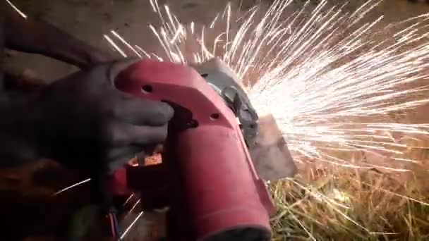 ロッド切断機で鉄線を切断労働者 金属線を切断するために電動ロータリーパワーツールを使用している間に放出される火花 鋼棒切削工具 — ストック動画