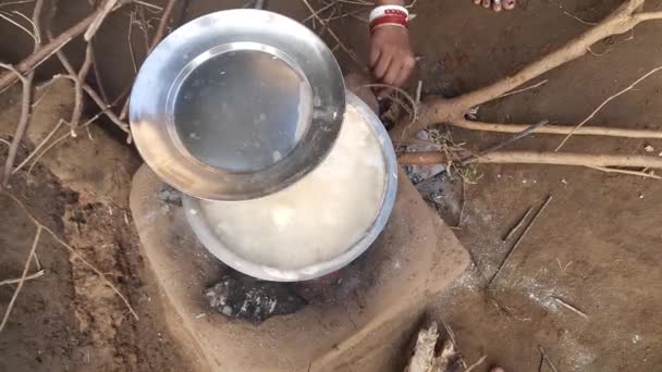 Una Mujer India Está Cocinando Arroz Una Estufa Madera Estilo — Vídeo de stock
