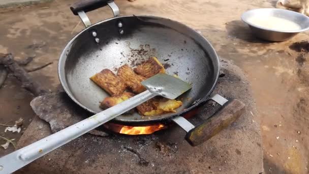 Fisch Holzofen Braten Traditioneller Kochstil Indien Das Essen Wird Durch — Stockvideo