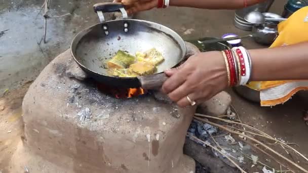 Peixe Fritando Fogão Madeira Estilo Cozinha Tradicional Índia Comida Está — Vídeo de Stock