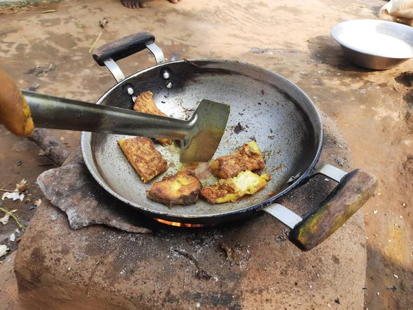 Рыба Жарится Деревянной Печи Традиционный Стиль Приготовления Пищи Индии Еда — стоковое фото