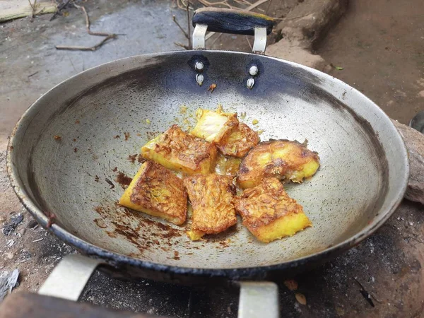 나무로 난로에서 생선을 튀기고 인도의 방식이다 음식은 질그릇에 나무를 태우고 — 스톡 사진