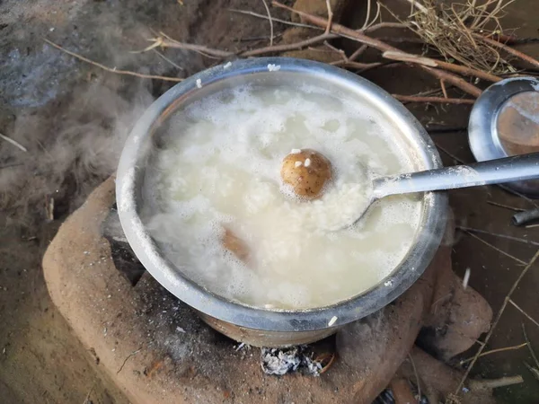 Μαγειρεύω Ρύζι Ξύλινη Σόμπα Παραδοσιακό Στυλ Μαγειρικής Ινδικό Χωριό Μαζί — Φωτογραφία Αρχείου