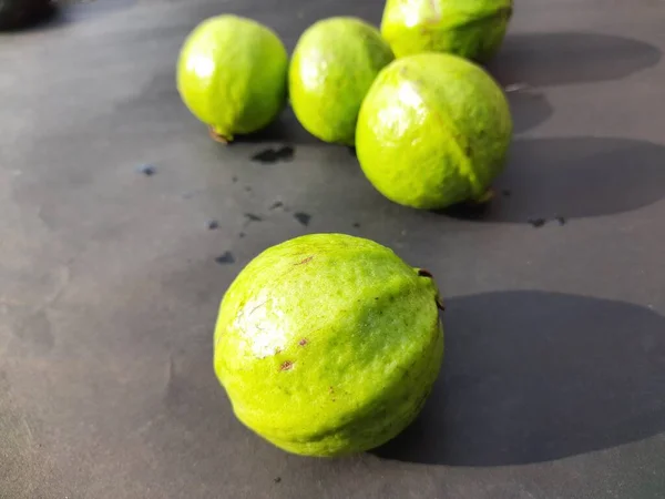 Buah Guava Berlatar Belakang Hitam Ini Adalah Buah Biasa Tropis — Stok Foto