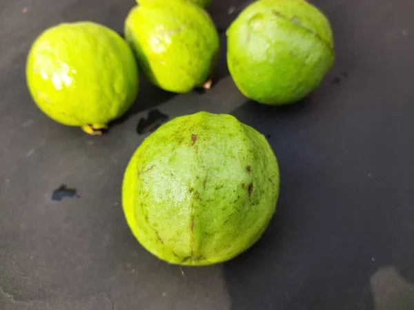 Buah Guava Berlatar Belakang Hitam Ini Adalah Buah Biasa Tropis — Stok Foto