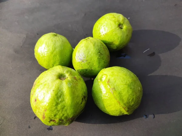 Buah Guava Berlatar Belakang Hitam Ini Adalah Buah Biasa Tropis — Stok Foto