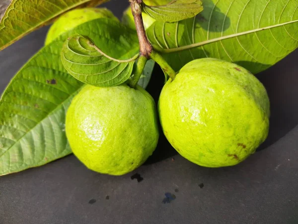 Frutas Guayaba Fondo Negro Una Fruta Tropical Común Sus Otros — Foto de Stock