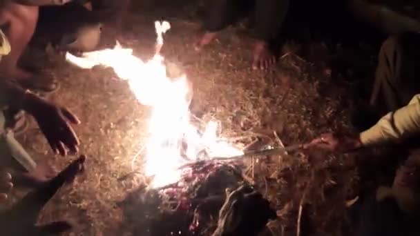 Holzfeuer Dorfbewohner Heizen Bei Kaltem Wetter Feuer Ländlicher Raum Indien — Stockvideo