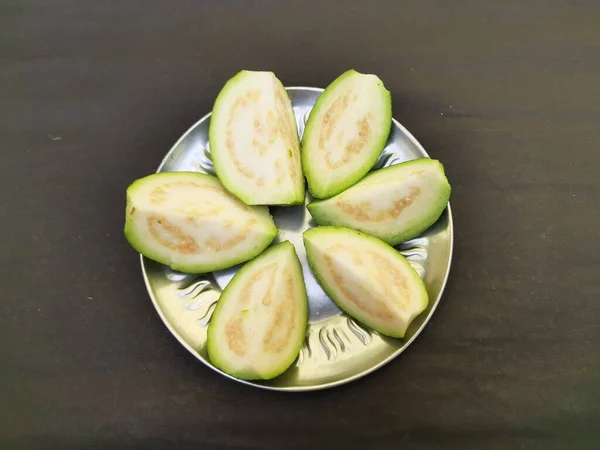 Vágjuk Guava Tányéron Fekete Háttérrel Többi Neve Közönséges Guava Psidium — Stock Fotó