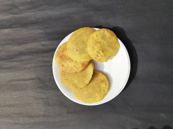 インドの伝統的な軽食 グラムパルスと米粉を混ぜ 油で揚げたものです インドのジャールカンド州のマカル サンクランティで作られている インド料理 — ストック写真