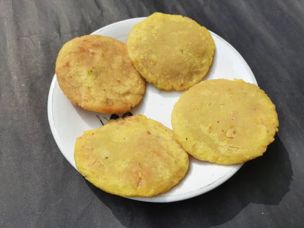 印度的传统小吃 它是由谷物豆浆和米粉混合和油炸制成的 它是在印度贾坎德的Makar Sankranti制作的 印度食品 — 图库照片