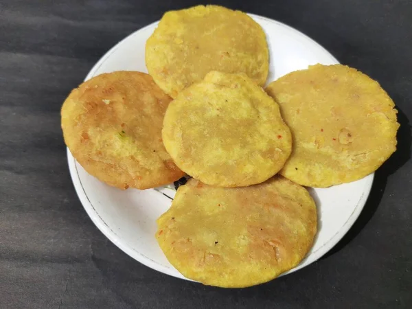 インドの伝統的な軽食 グラムパルスと米粉を混ぜ 油で揚げたものです インドのジャールカンド州のマカル サンクランティで作られている インド料理 — ストック写真