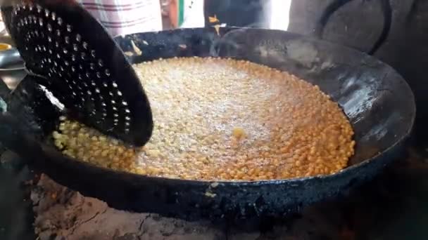 Smażenie Boondi Gorącym Oleju Indyjskim Sklepie Słodyczami Słodki Boondi Indyjskie — Wideo stockowe