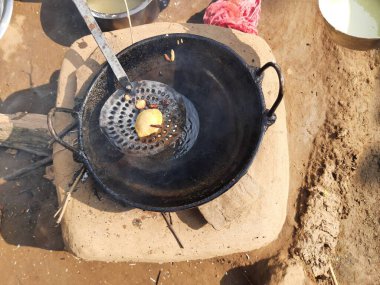 Toprak ocağında kızartılmış Hint yemeği. Demir nakışla kutsal adak adamak. Pirinç unu ve tırmığı karıştırıp yağda kızartarak yapılır. Hindistan 'da geleneksel tatlı.