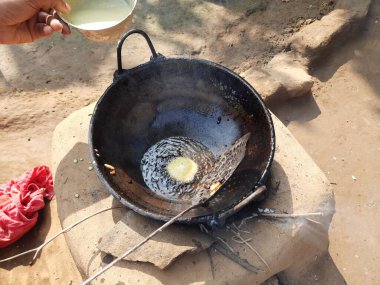 Toprak ocağında kızartılmış Hint yemeği. Demir nakışla kutsal adak adamak. Pirinç unu ve tırmığı karıştırıp yağda kızartarak yapılır. Hindistan 'da geleneksel tatlı.