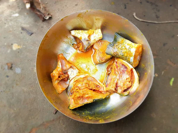 Pedaços Peixe Cru Estão Prontos Para Fritar Sal Açafrão Foram — Fotografia de Stock