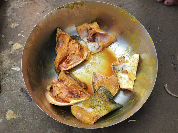 Pedaços Peixe Cru Estão Prontos Para Fritar Sal Açafrão Foram — Fotografia de Stock