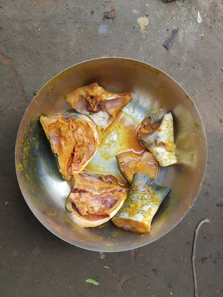 Pedaços Peixe Cru Estão Prontos Para Fritar Sal Açafrão Foram — Fotografia de Stock