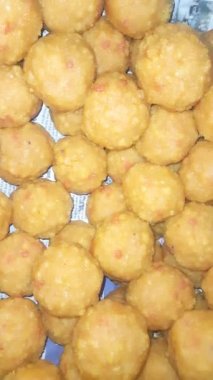 Besan ladoo (Hint tatlısı). Hindistan 'ın en popüler tatlıları. Festivallerde talebi çok artıyor. Hint yemeği.. 