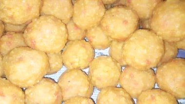 Besan ladoo (Hint tatlısı). Hindistan 'ın en popüler tatlıları. Festivallerde talebi çok artıyor. Hint yemeği.. 