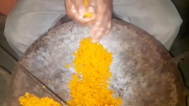 Besan Ladoo Yapan Bir Adam Hindistan Popüler Tatlıları Festivallerde Talebi — Stok video