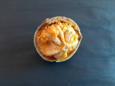 Olgun Bael meyvesi. Aegle Marmelos, yaygın olarak Bael olarak bilinir. Diğeri ise snameBengal ayva, altın elma, Japon acı portakalı, taş elmalı elma. Tıbbi özellikleri olan bir meyve..