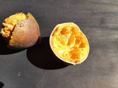 Olgun Bael meyvesi. Aegle Marmelos, yaygın olarak Bael olarak bilinir. Diğeri ise snameBengal ayva, altın elma, Japon acı portakalı, taş elmalı elma. Tıbbi özellikleri olan bir meyve..