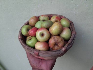 Bambu sepetinde elma meyveleri. Tüm dünyada en popüler meyvelerden biridir. Birçok vitamin buldu, bu da hastalıklarla savaşmamıza yardımcı oluyor. Dünyanın her yerinde bulunur..