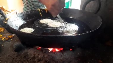 Jalebi kızartma tavasında tatlı yapıyor. Jalebi Hindistan 'da popüler bir tatlı atıştırmalıktır. Derin kızartma maida un hamuru dairesel şekillerde yapılır, sonra şeker şurubuna batırılır. Birçok isim var; jilebi, jilipi, zulbia, mushabak, zlabia, orzalabia..