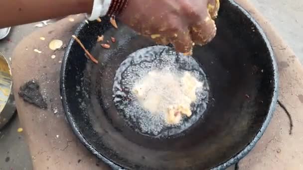 Pakora Being Filtered Iron Pan Sold Street Vendors Vegetables Potatoes — Stock Video