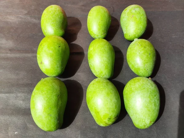Rohe Mango Auf Schwarzem Hintergrund Mango Ist Eine Beliebte Frucht — Stockfoto