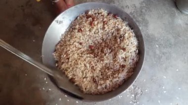 Tavada Pohaa ve fıstık kızartması. Hindistan 'da, akşamları çay eşliğinde büyük bir şevkle yenir. Diğer isimleri pauwa, sira, chira, oravalakki. Hindistan 'ın geleneksel atıştırmalıkları..