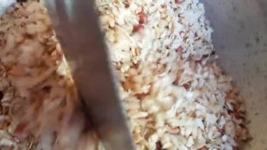 Tavada Pohaa ve fıstık kızartması. Hindistan 'da, akşamları çay eşliğinde büyük bir şevkle yenir. Diğer isimleri pauwa, sira, chira, oravalakki. Hindistan 'ın geleneksel atıştırmalıkları..