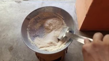 Sooji Halawa 'yı tavada yap. Diğer adı Rava Halwa. Bu Sooji 'yi şeker yapar. Festival sırasında ev yapımı ve yenmiş. Şenlik tatlı yemeği. Hindistan 'ın lezzetli tatlıları..