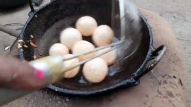 Pani puri için gevrek püre. İnce sooji ve buğday unu ile yapılır. Diğer isimleri Golgappa ve Puchka. Hindistan 'ın ünlü bir atıştırmalığı. Hindistan 'ın geleneksel atıştırmalıkları..