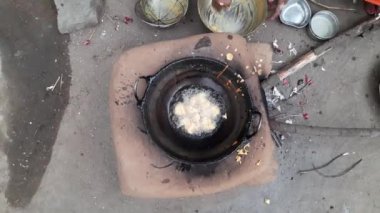 Pani puri için gevrek püre. İnce sooji ve buğday unu ile yapılır. Diğer isimleri Golgappa ve Puchka. Hindistan 'ın ünlü bir atıştırmalığı. Hindistan 'ın geleneksel atıştırmalıkları..