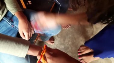 Kız kardeşi rakhi 'yi erkek kardeşine bağlıyor. Bu festival, Hindistan 'ın dört bir yanında kardeşlerin özverili sevgisi ya da ilişkisi olarak kutlandı. Hint festivali Raksha Bandhan. Hint kültürü.