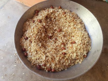 Tavada Pohaa ve fıstık kızartması. Hindistan 'da, akşamları çay eşliğinde büyük bir şevkle yenir. Diğer isimleri pauwa, sira, chira, oravalakki. Hindistan 'ın geleneksel atıştırmalıkları..