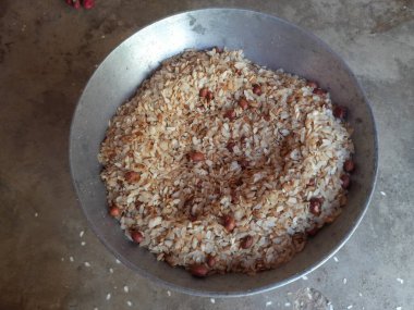 Tavada Pohaa ve fıstık kızartması. Hindistan 'da, akşamları çay eşliğinde büyük bir şevkle yenir. Diğer isimleri pauwa, sira, chira, oravalakki. Hindistan 'ın geleneksel atıştırmalıkları..