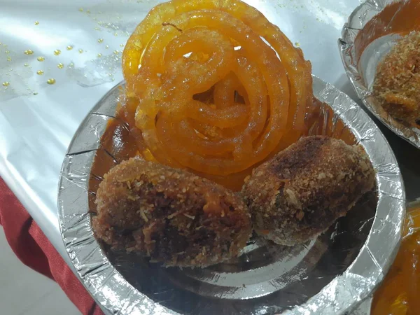 Jalebi Och Mixed Grönsaker Kotletter Tallriken Indiska Snacks Redo Att — Stockfoto